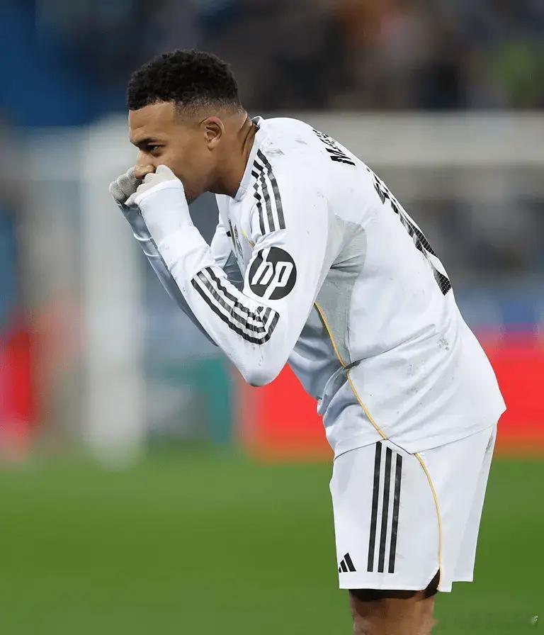 科贝：姆巴佩将缺席对阵贝蒂斯的比赛，他也很难参加西超杯对阵马竞的比赛。 