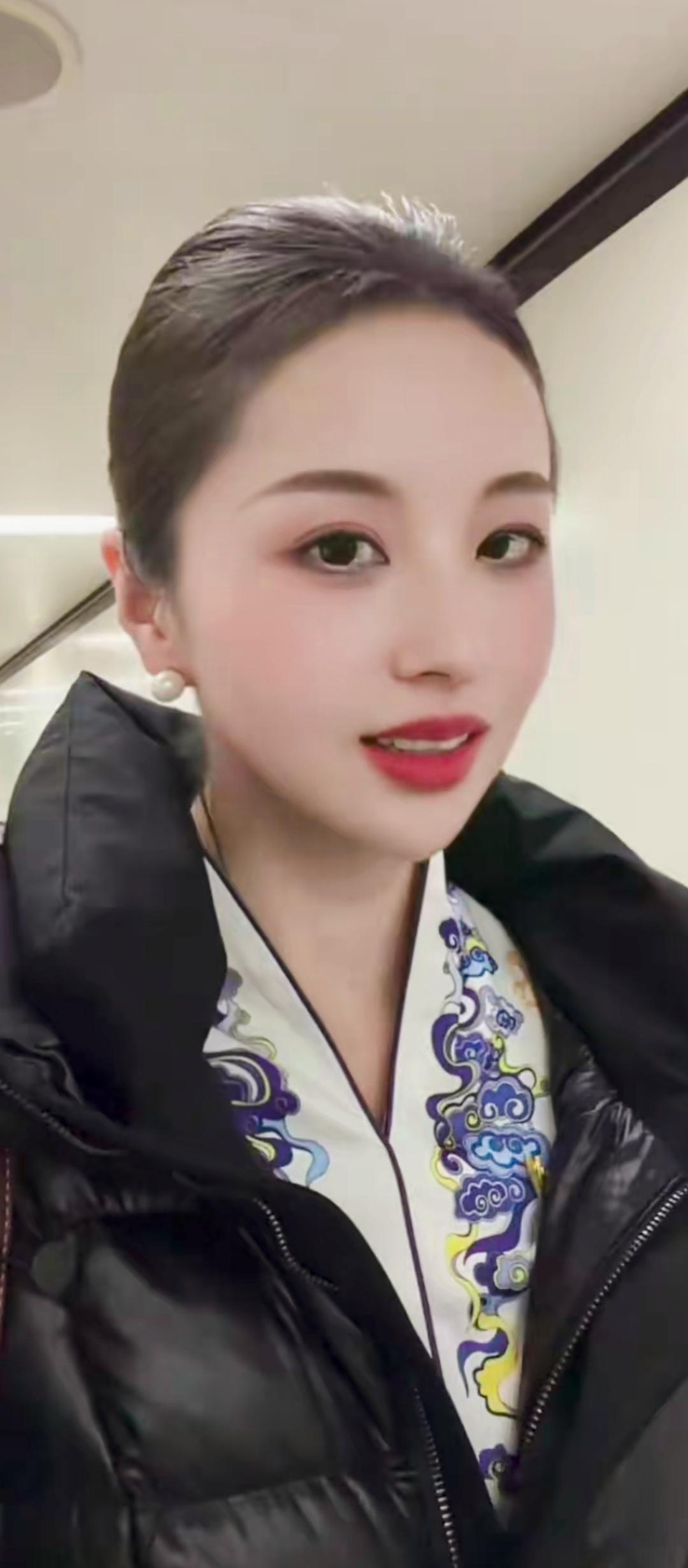 红妆美人笑，风姿动人间。