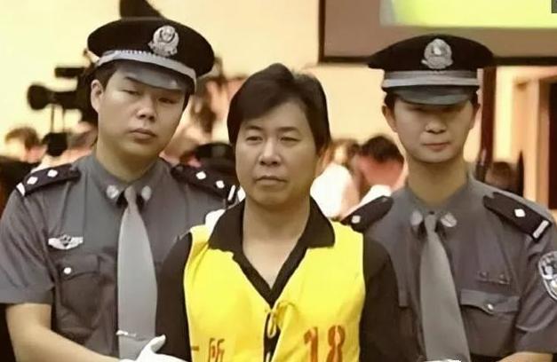 2001年6月12日晚9时许，郑州市中原公安分局建设路派出所的三名民警，按照部署