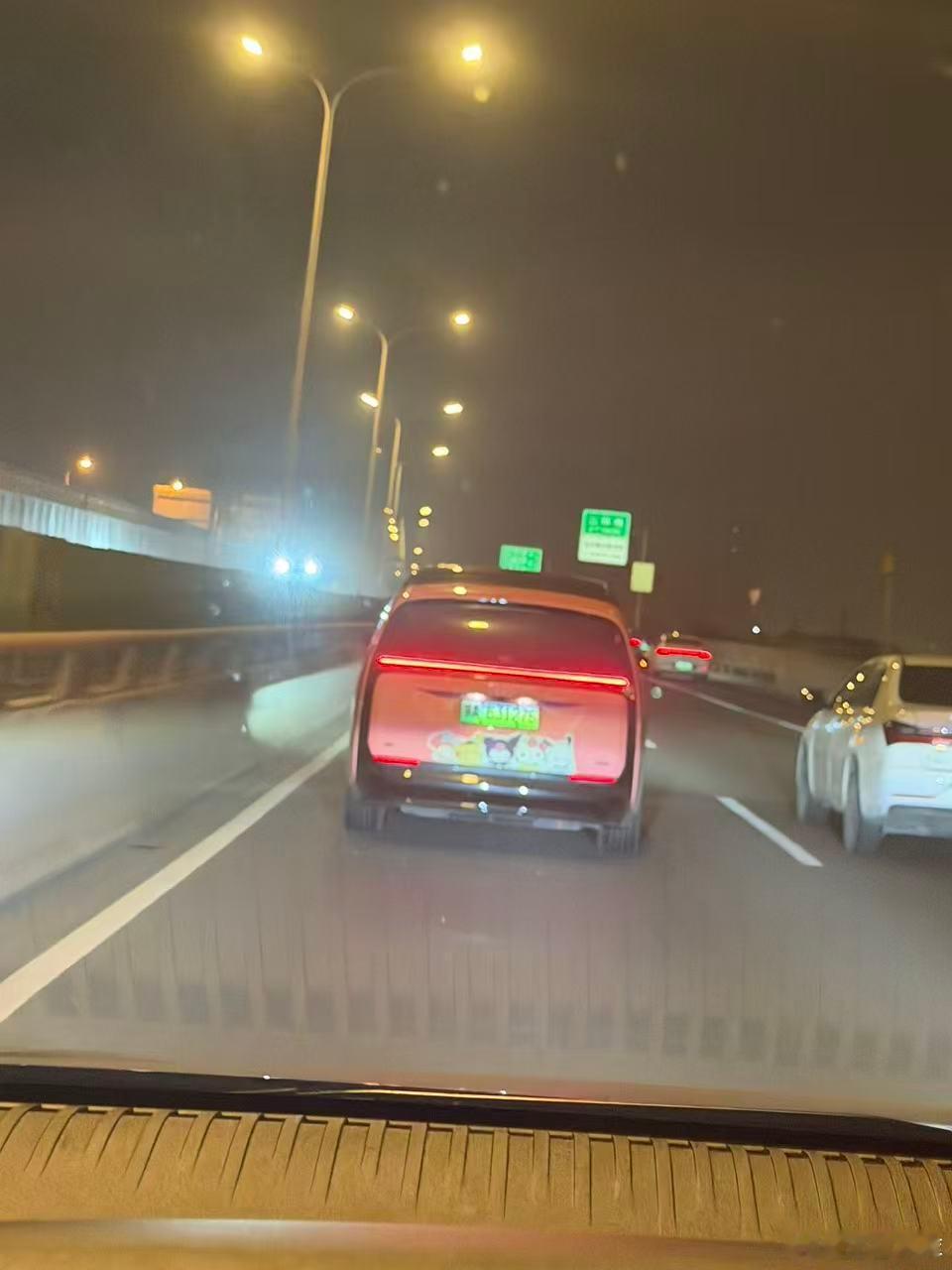 这个彩绘真的太太靓眼了[老师好][老师好]一老就被网友认出来…刚后面有个车一直按