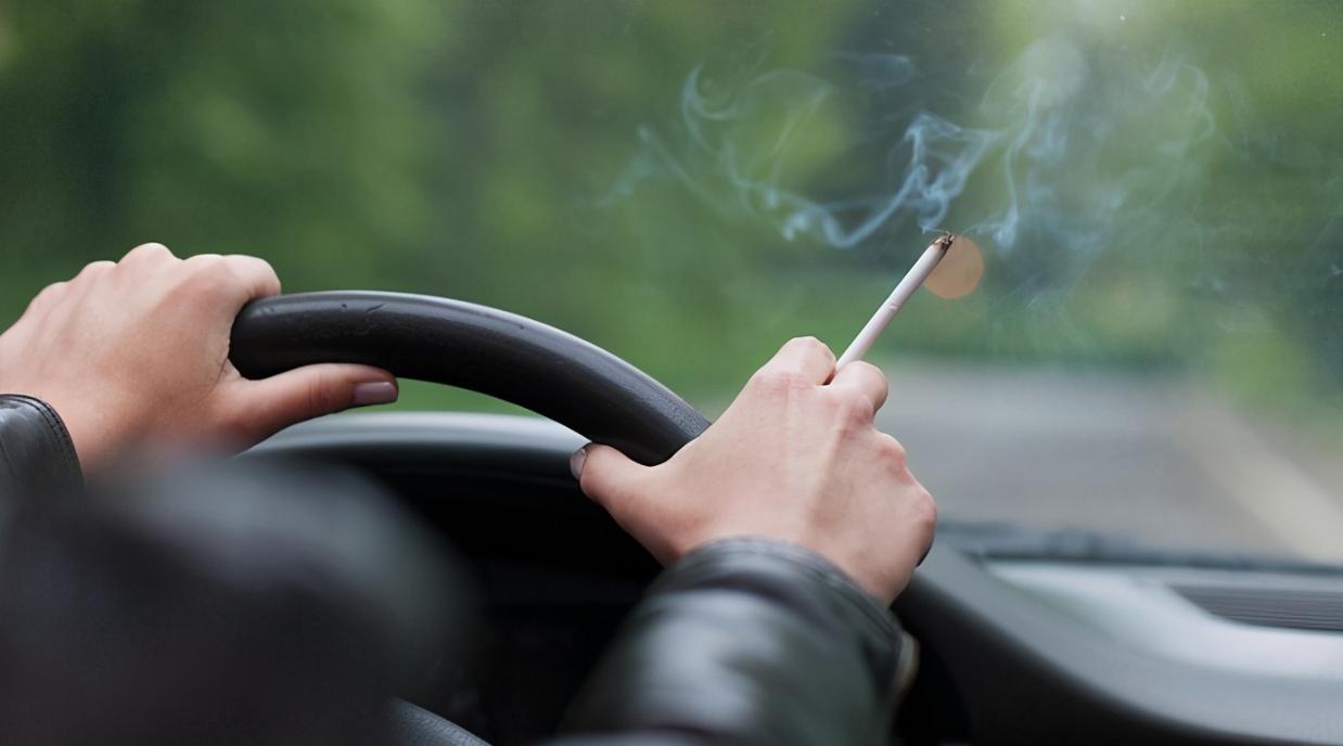 苏州，一位男子因在开车时吸烟被交警处罚，罚款50元并扣2分。这位男子愤愤不平，质