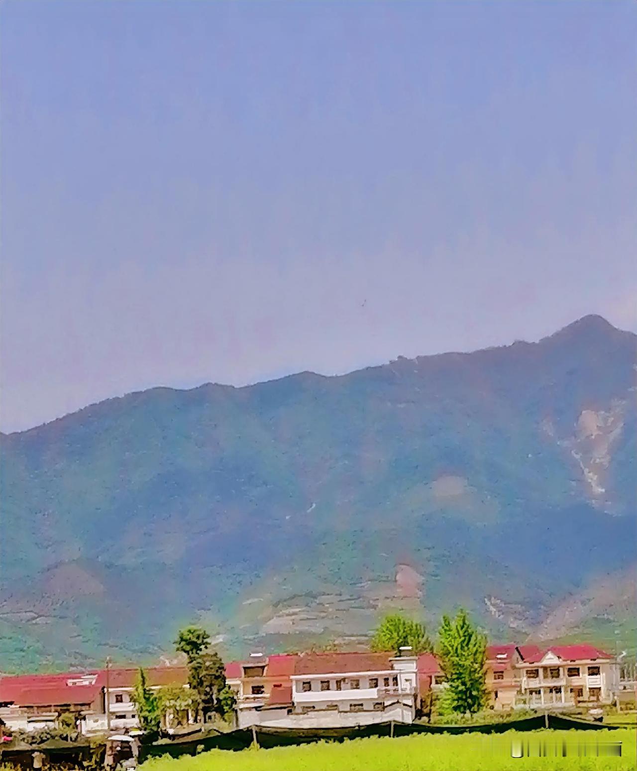 《山下村庄（李林摄于汉中城固）》