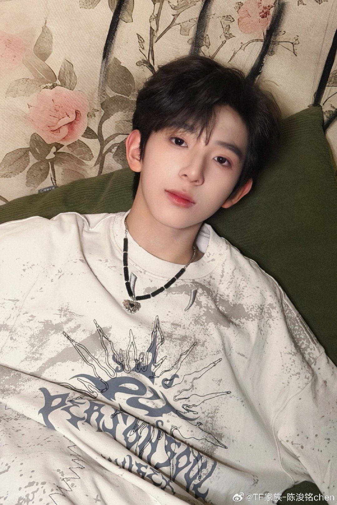 对就是这么媚 就是要这种玩味的眼神， 