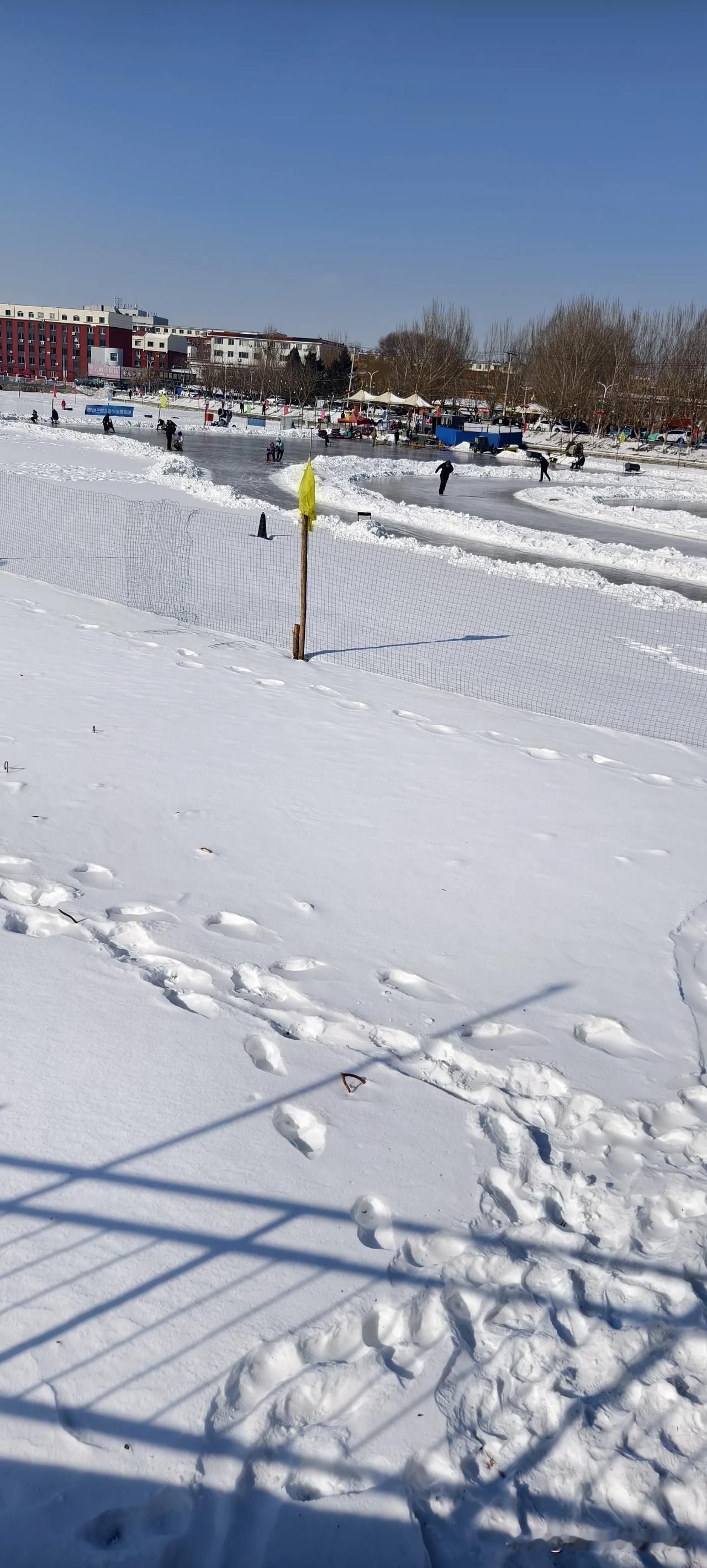 留下脚印一串串
晒晒你拍的雪景 分享你所在城市的雪景 城市雪景观察 你所在的地方