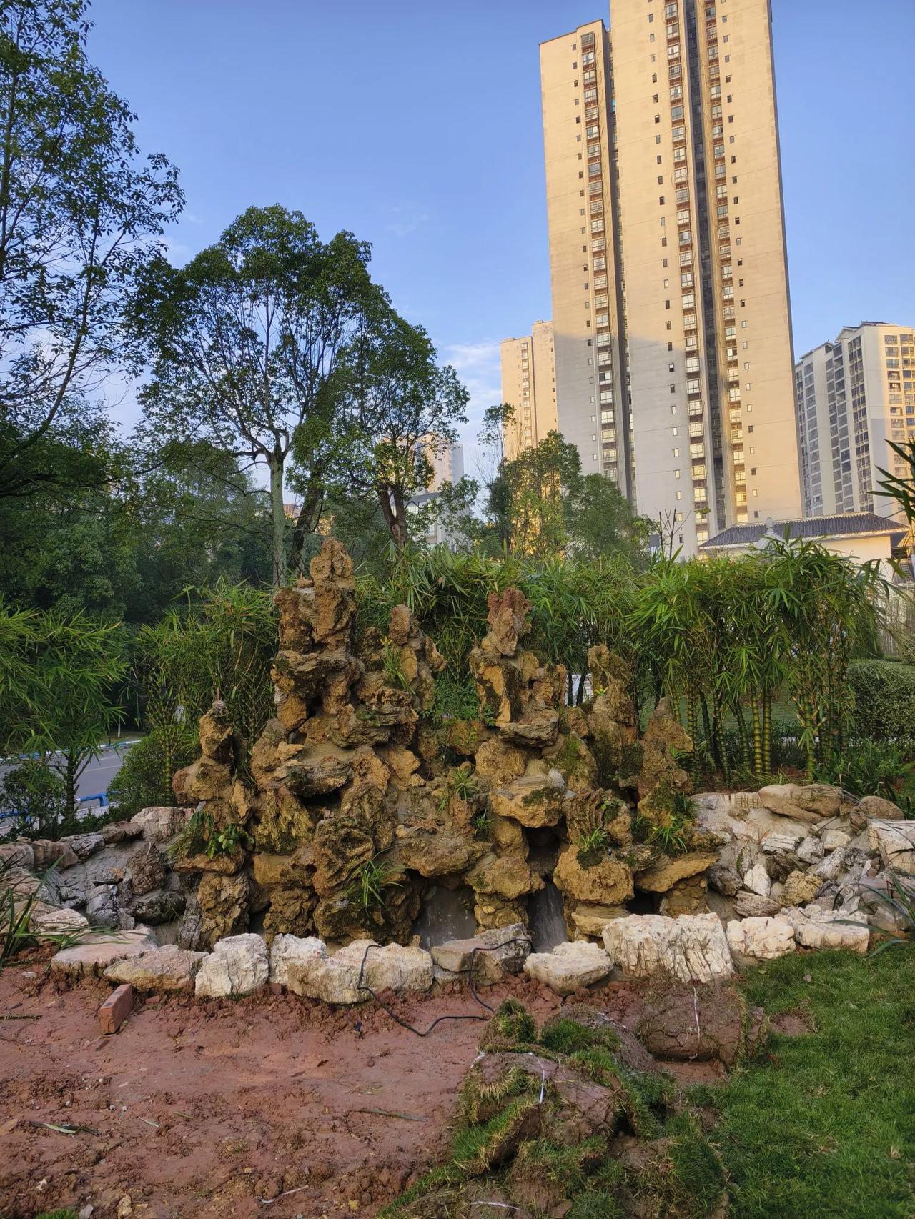 漂亮花园
        ——南木子
新修花园已成型，
玉竹草坪有凉亭。
人在路