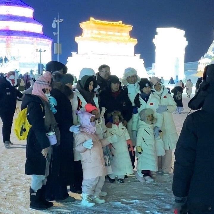 哈尔滨偶遇郭晶晶一家 郭晶晶一家的亲民态度让他们倍感亲切，也希望有机会亲自去哈尔