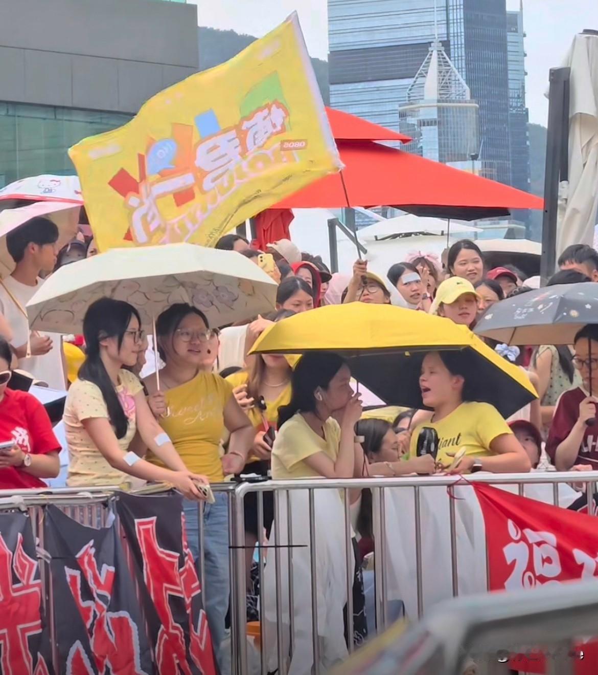 8月19日，肖战线下活动，原来是场误会
百香果并没有不让进，而且还跟小飞侠站一起