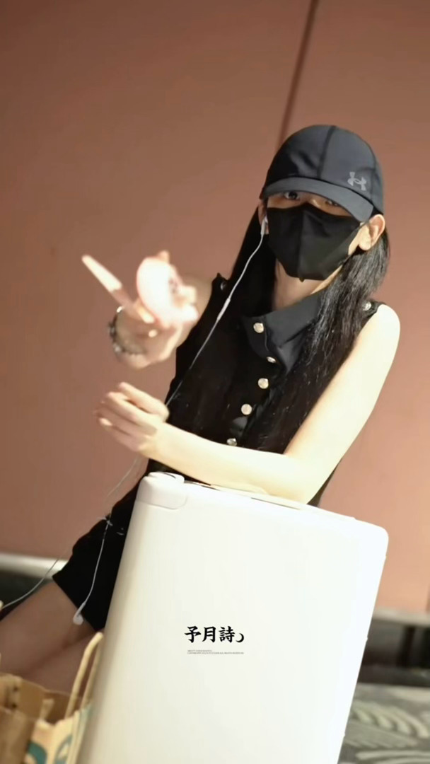 杨超越就这么萌萌的盯着你递切好的桃子给你吃🥺 