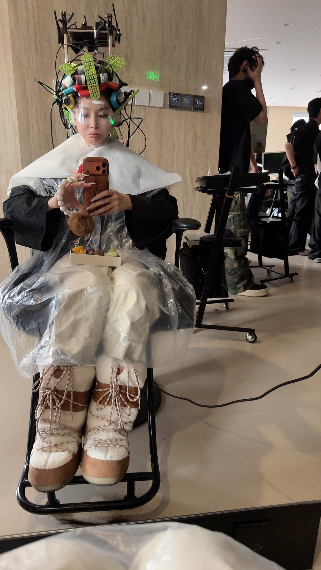 尴尬了……头发做一半，停电了……… 我这烫一半怎么说！