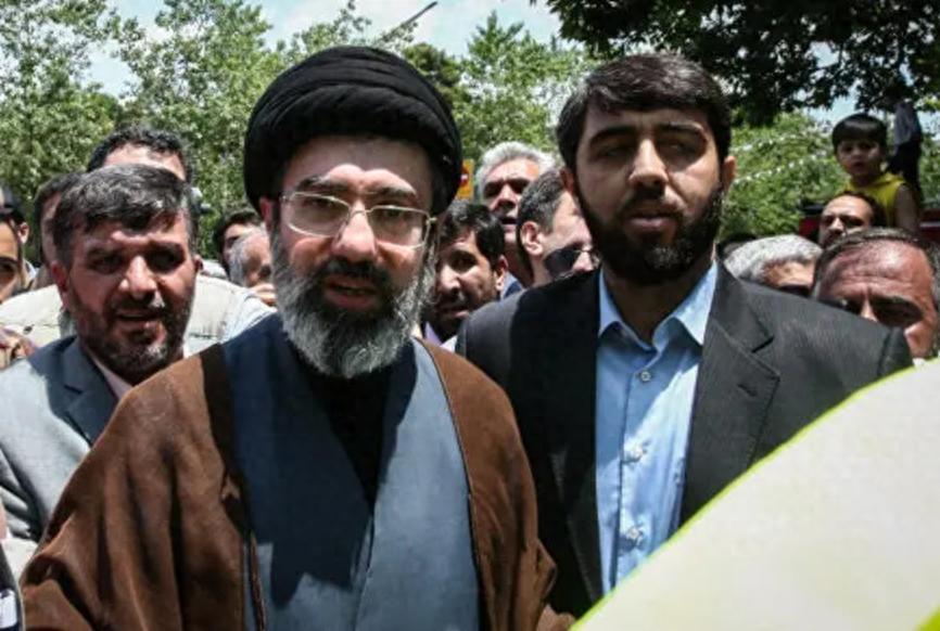 可能很多朋友都有疑问，既然穆杰塔巴伤情这么严重，为什么还要坚持接班？

其实了解