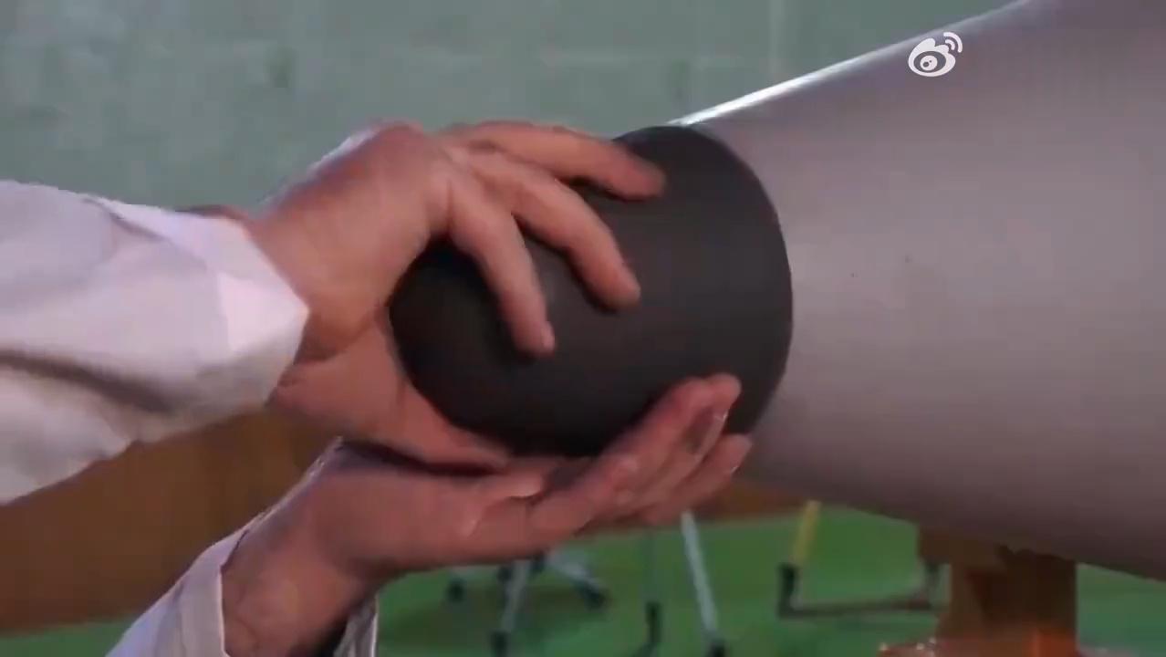 地下数十米的山洞里，隧道弯弯曲曲，成排的工人，成排的导弹部零部件，所有人各司其职