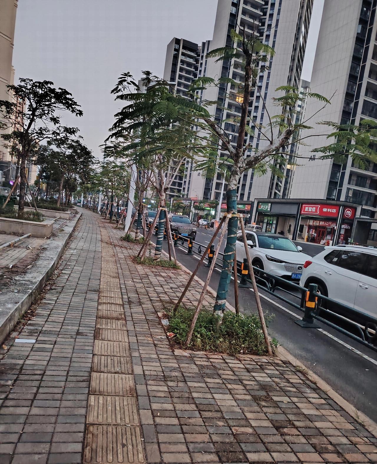 人生最大的知足，于我而言，是一种内心的充盈与平和。就像忙碌一天后，回到温馨的家，