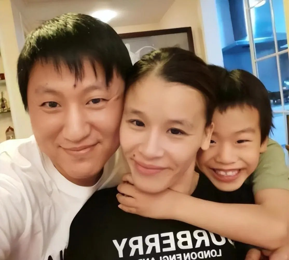 瘫痪27年的桑兰现状，44岁肤色白皙容貌出众，老公儿子都很爱她，一家三口幸福感爆