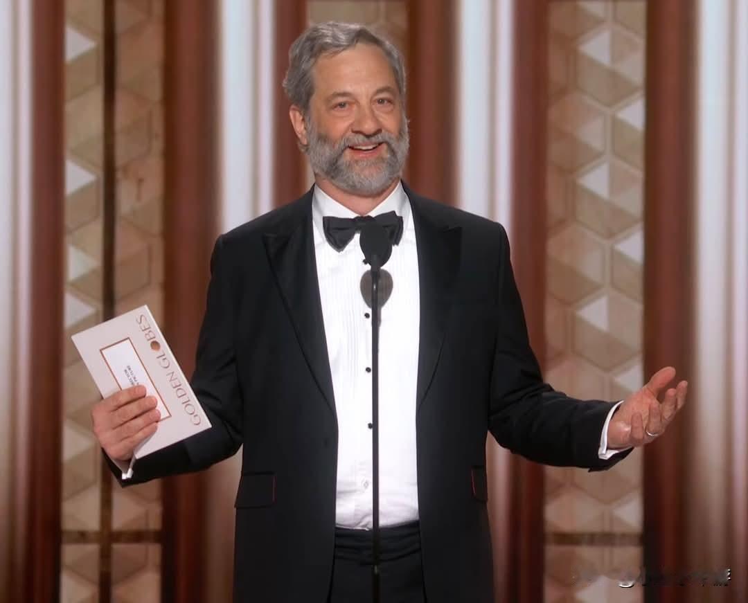 《命运好好笑》导演贾德·阿帕图颁发本届金球奖最佳导演，不忘吐槽严肃文艺片常被分到