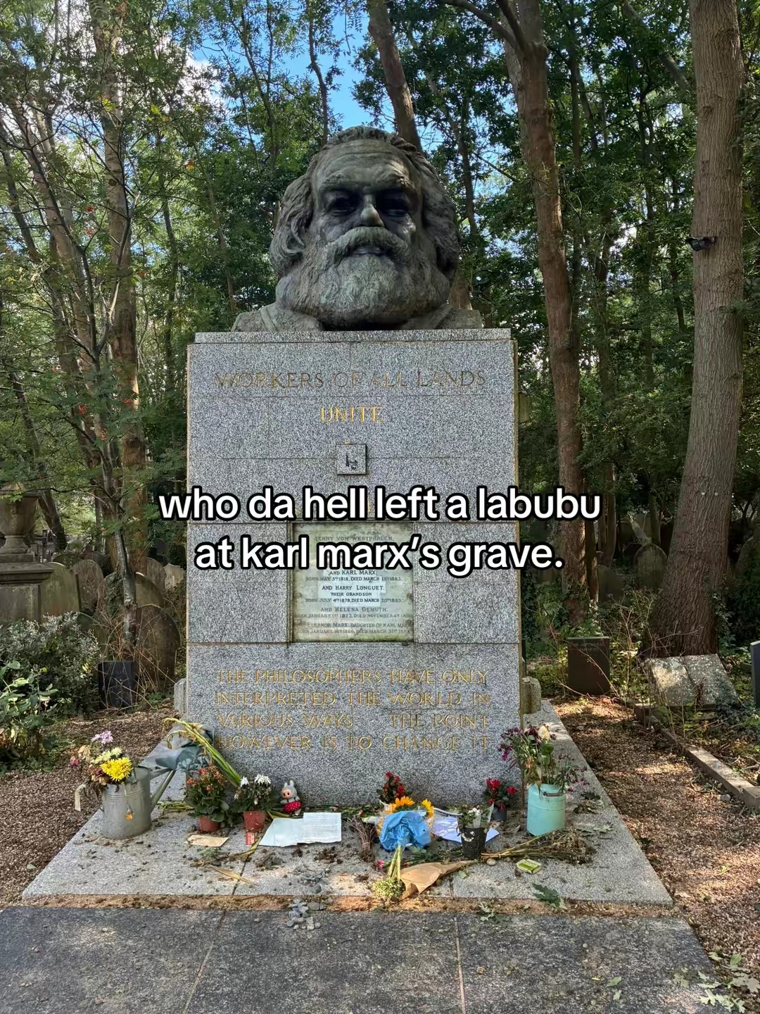 外网热议：有欧洲网友发帖 说他看见马克思墓前有人摆了个labubu[允悲] ​​