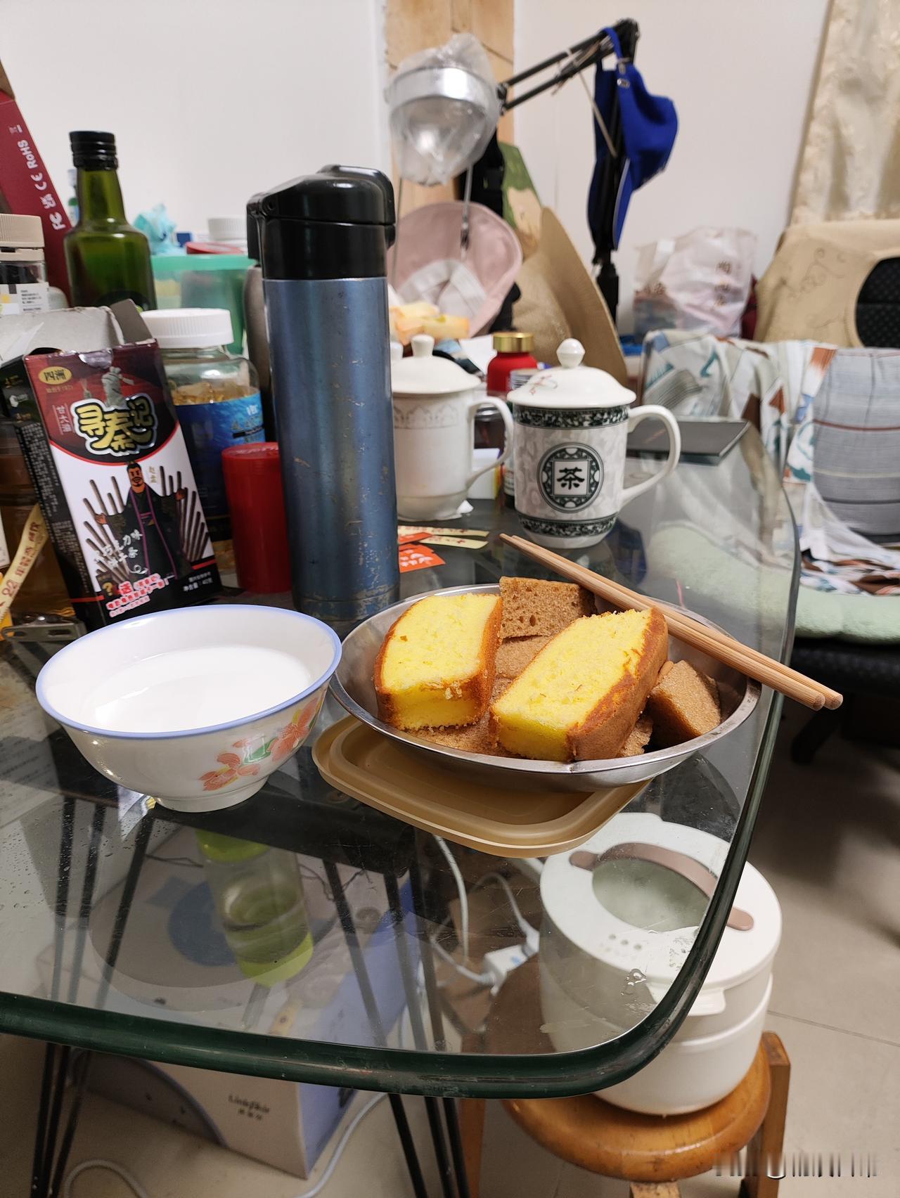 你见过饭桌上放这多东西的吗？我就见过饭桌上放多东西的，而且是亲眼见过，不是网上见