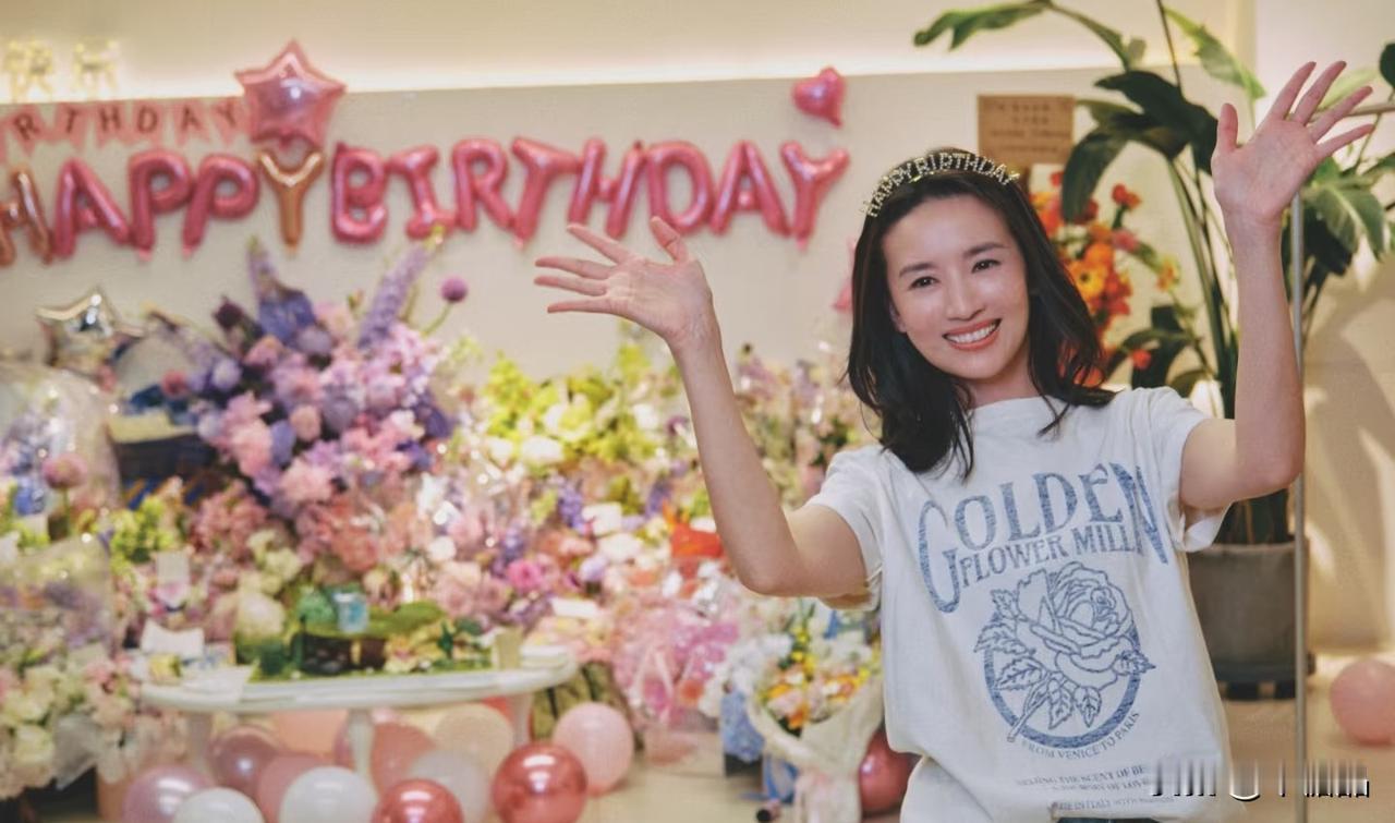 她一直是我非常欣赏的演员，身上有一种浑然天成的灵动，像清晨的阳光洒在沾着露水的花