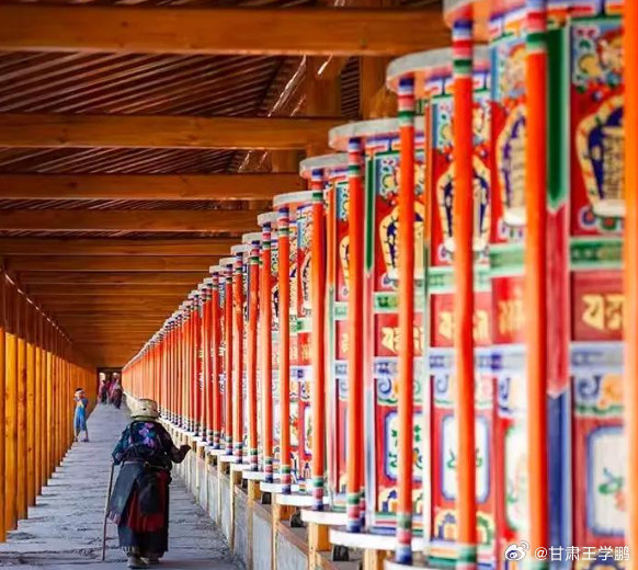 不必远赴西藏甘南夏河藏着佛国秘境风掠过甘南草原，把梵音带到夏河的每一处角落。红墙