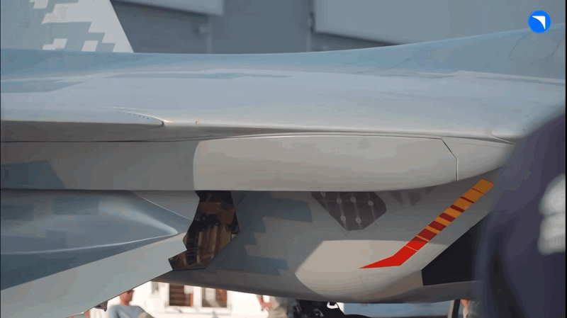 Su-57地面展示侧弹舱收放RVV-MD2（R-74M2）模型弹，可以看出削减翼