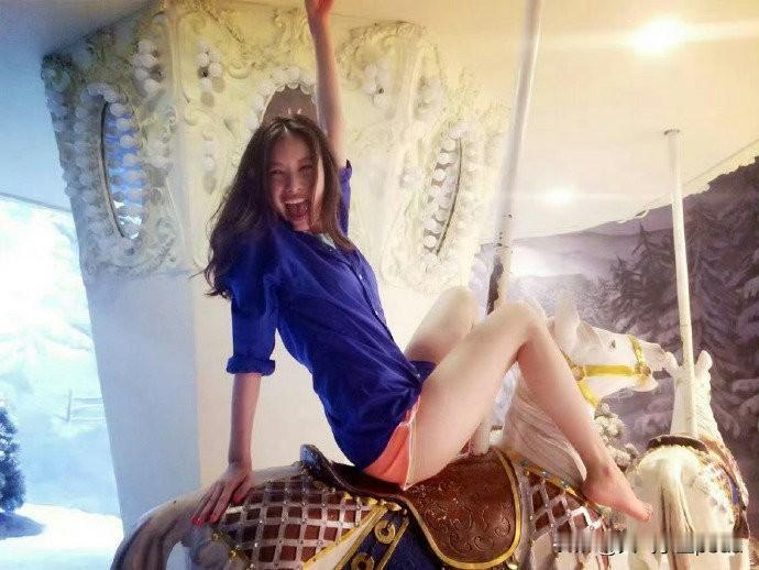 倪妮早期这组照片可太好看了！
蓝色衬衫配橘色短裤的撞色玩法又大胆又清新，完全就是