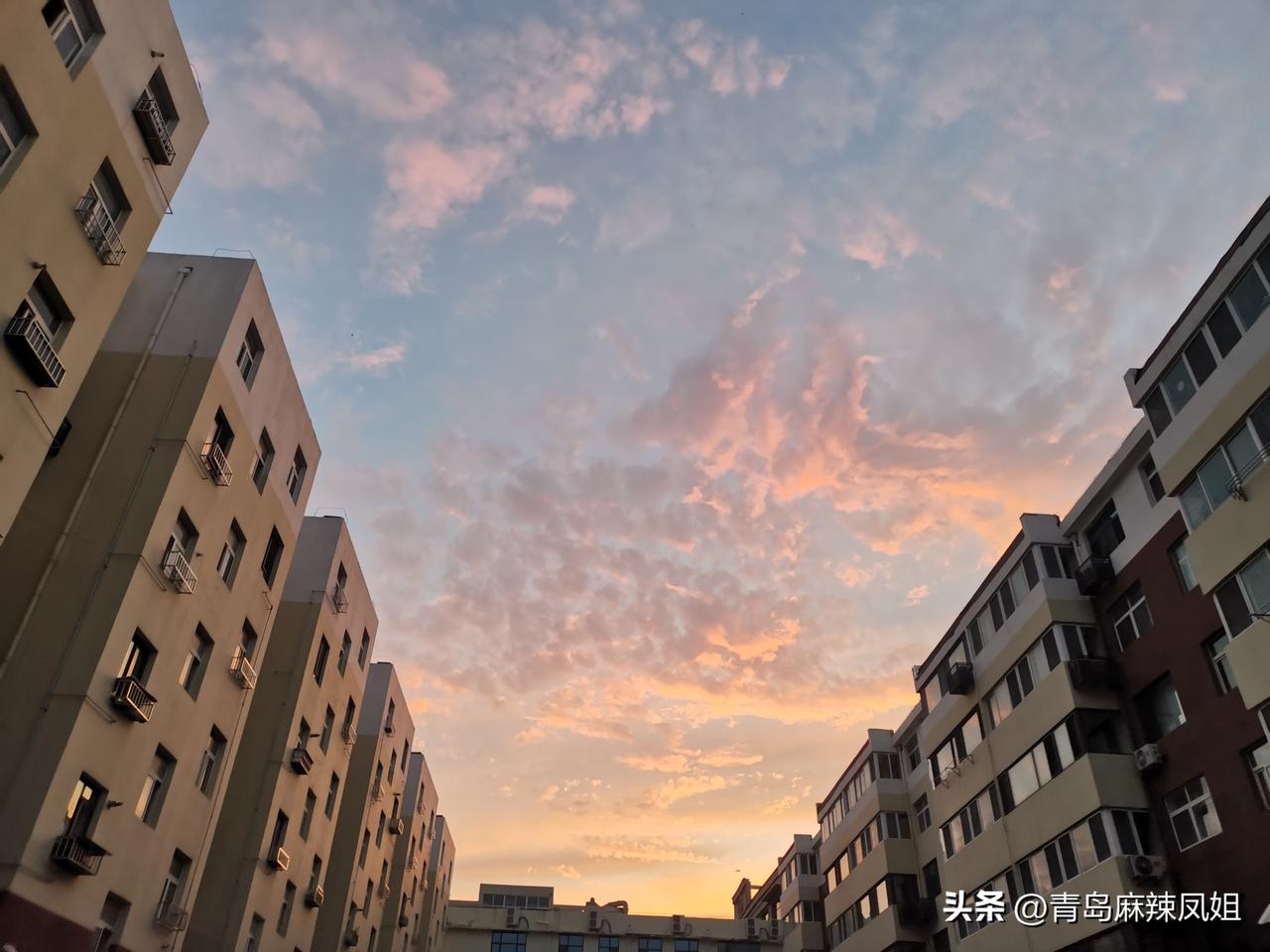 立秋晚霞刷屏！抬头，小城上空藏着限定浪漫。
立秋过后，暑气渐消，小城傍晚的天空悄
