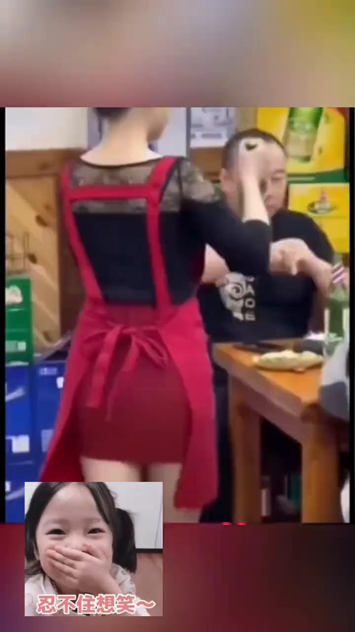 忍不住想笑。
