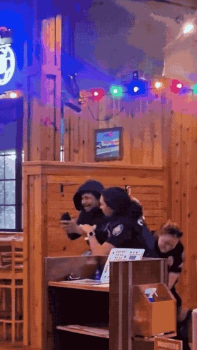 性别平等惹的祸：美国2名女警察就是无法制服男性嫌疑人！这段发生在餐厅的原始视频向