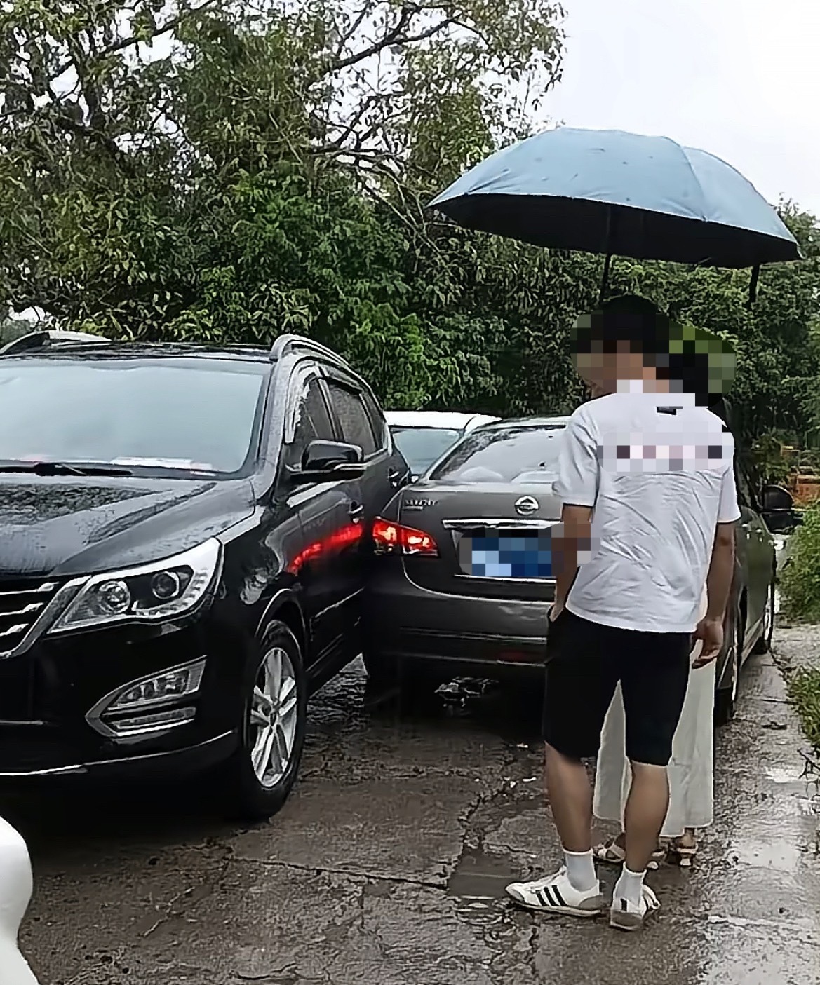 【玉林小车把人溅一身湿没多远和人家车刮碰】9月15日，网友爆料称：玉林市隆盛一辆