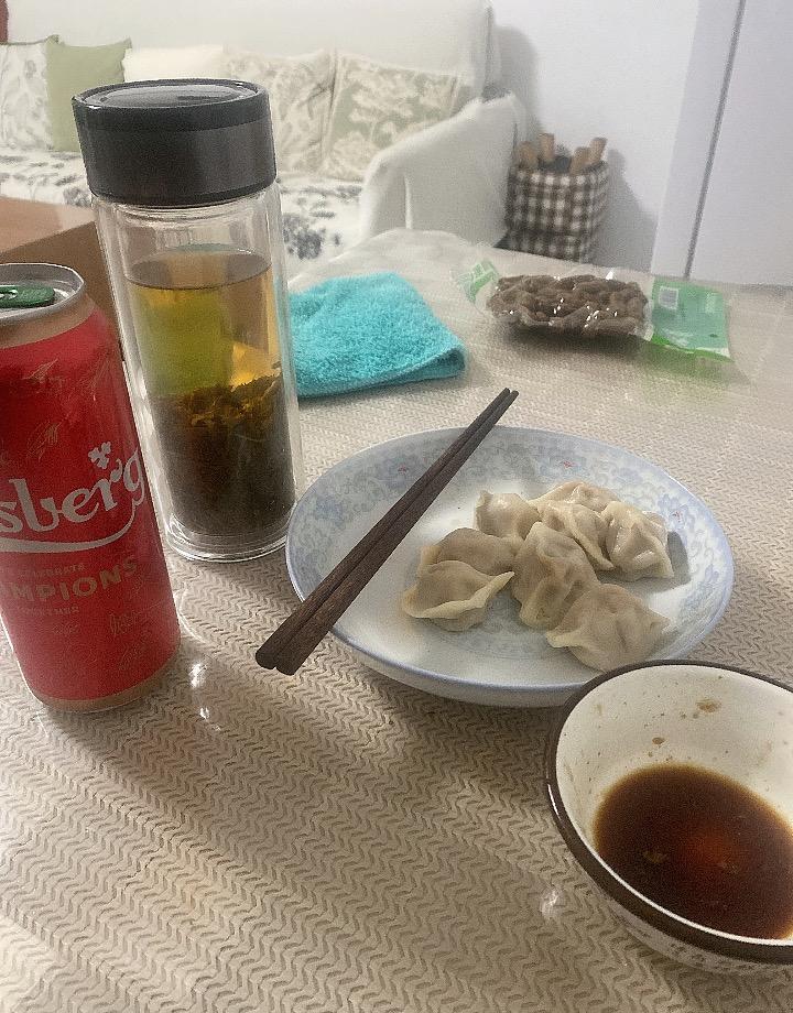 老头老太太，一个在城里带娃，一个在老家守空房。
不是不想团聚，是娃得有人管，工作