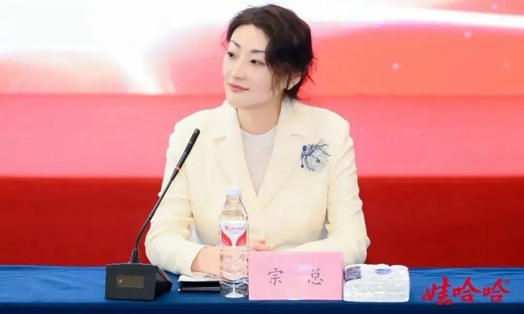 娃哈哈严重滞销，宗馥莉开掉销售总监，亲自出马接管重任，实在耗不起了。平静一段时间