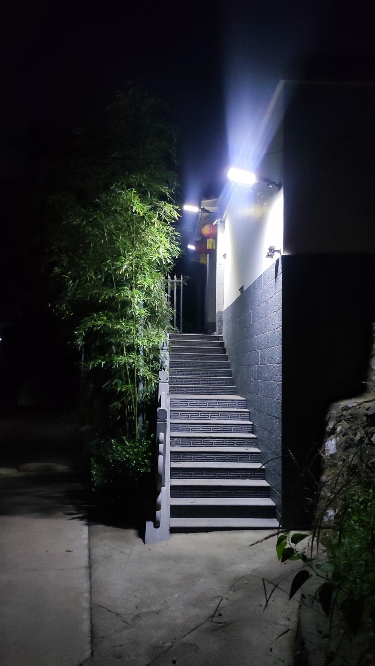 今夜在西山脚下的黄峪水库，体会了杜牧笔下的“烟笼寒水月笼沙”中的意境！
可惜，夜