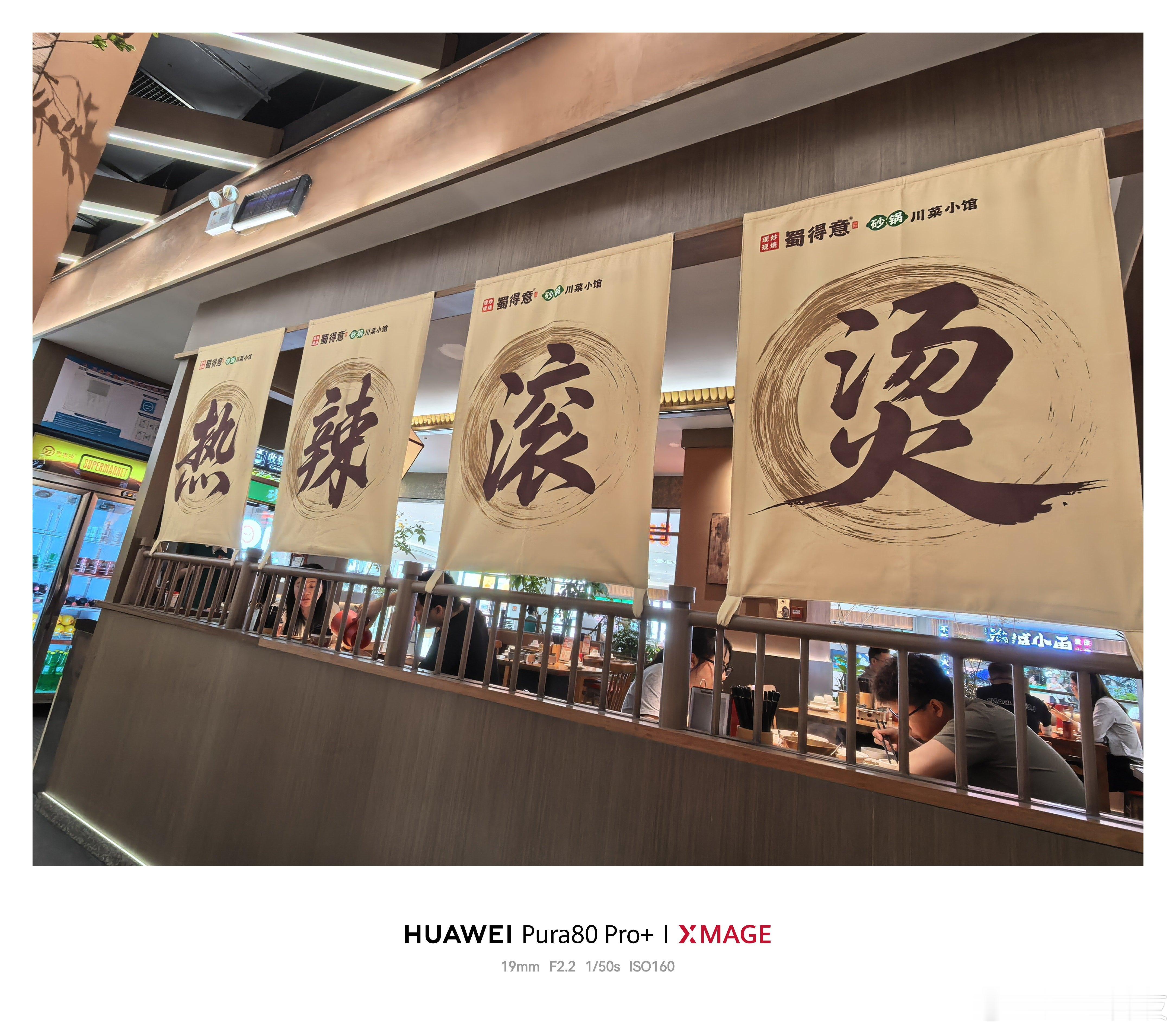 今日份午餐川菜馆里的是江西小炒，爆辣鸡脚吃起来是真热辣滚烫。 