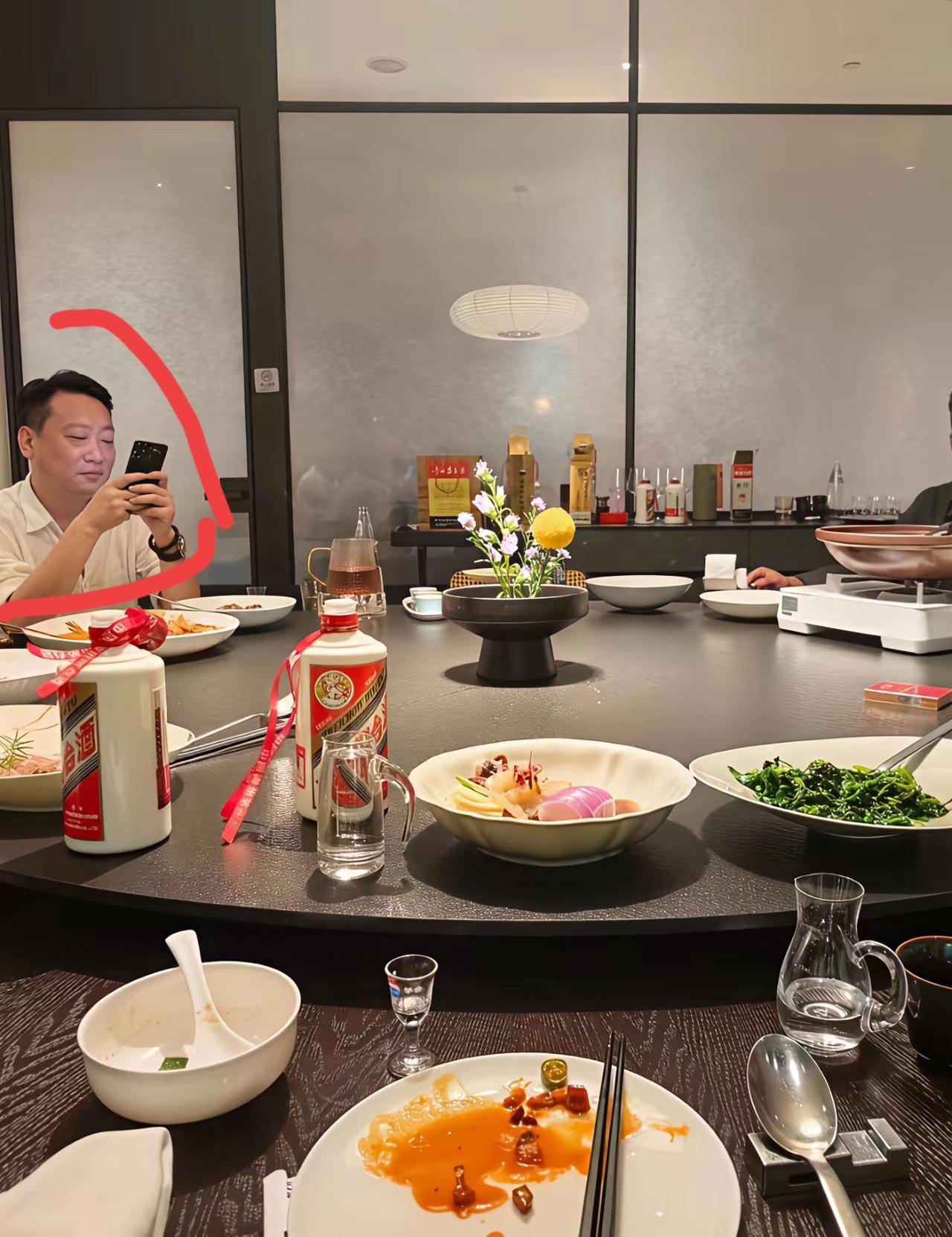 从这顿饭局来看，这位男士用的手机和手表算不算有钱人
