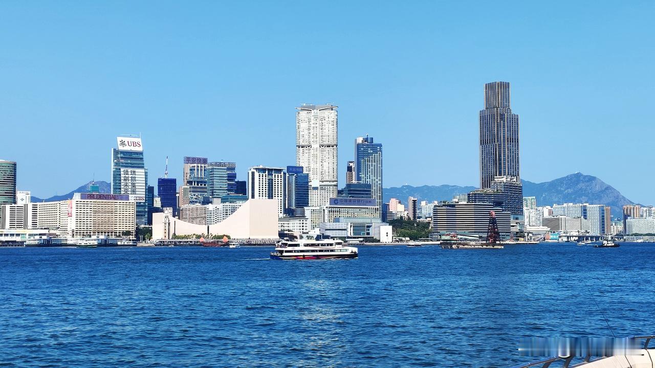 海湾风光旖旎，
令人心醉神迷。
香港维多利亚港。