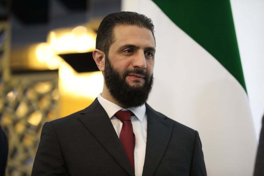 叙利亚总统沙拉近日现身使用新版货币购物，以回应关于其遭遇安全事件的传闻。此前社交