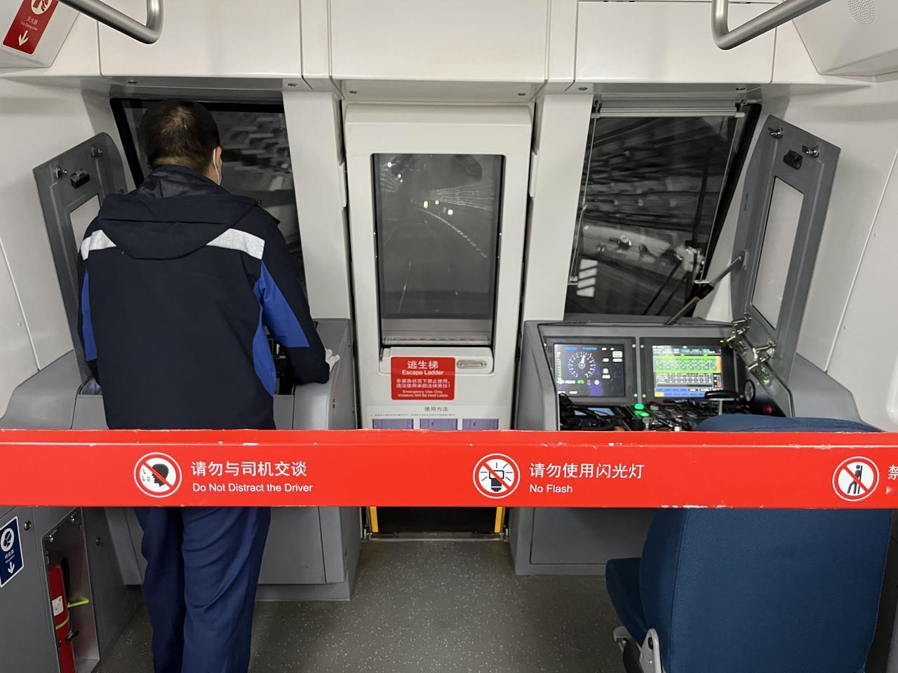北京地铁19号线，近距离观察地铁司机驾驶！

控制室有两个驾驶台，司机需要来回切