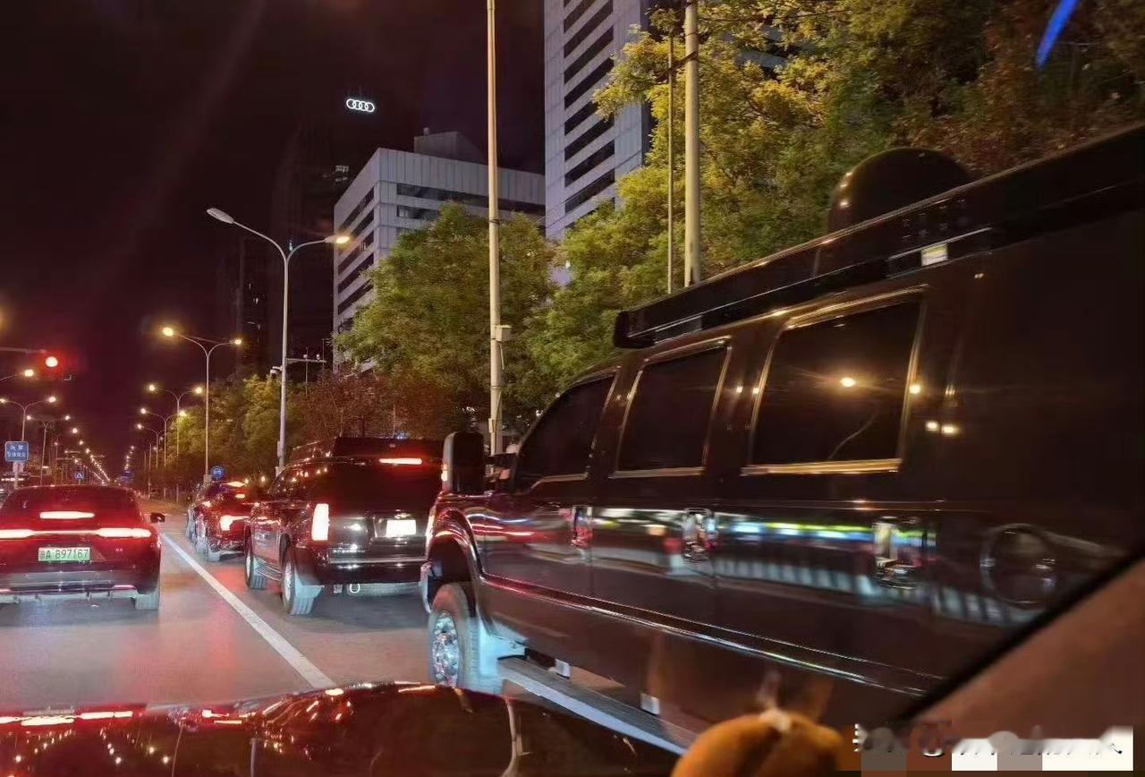 呵呵！骗谁也骗不了网友？😒[捂脸]
这不，据悉，“昨日晚间，有网友拍摄到美国特