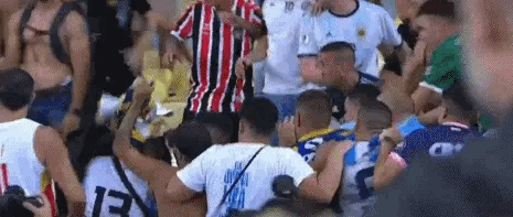 易建联现身“巴阿球迷”冲突？[捂脸]和事佬，这活干得不错！关键是易建联的影响力，