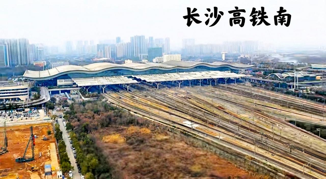 大家觉得！未来长沙两大高铁站，谁会胜一筹呢？在投资规模上看，两者都差不多，至于线