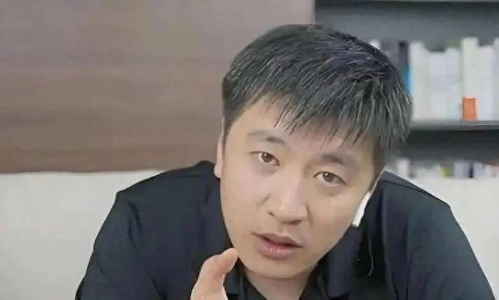 张雪峰走后5个月，被河南烧烤老板撞脸，却因AI造假被扒个底朝天

张雪峰离开五个