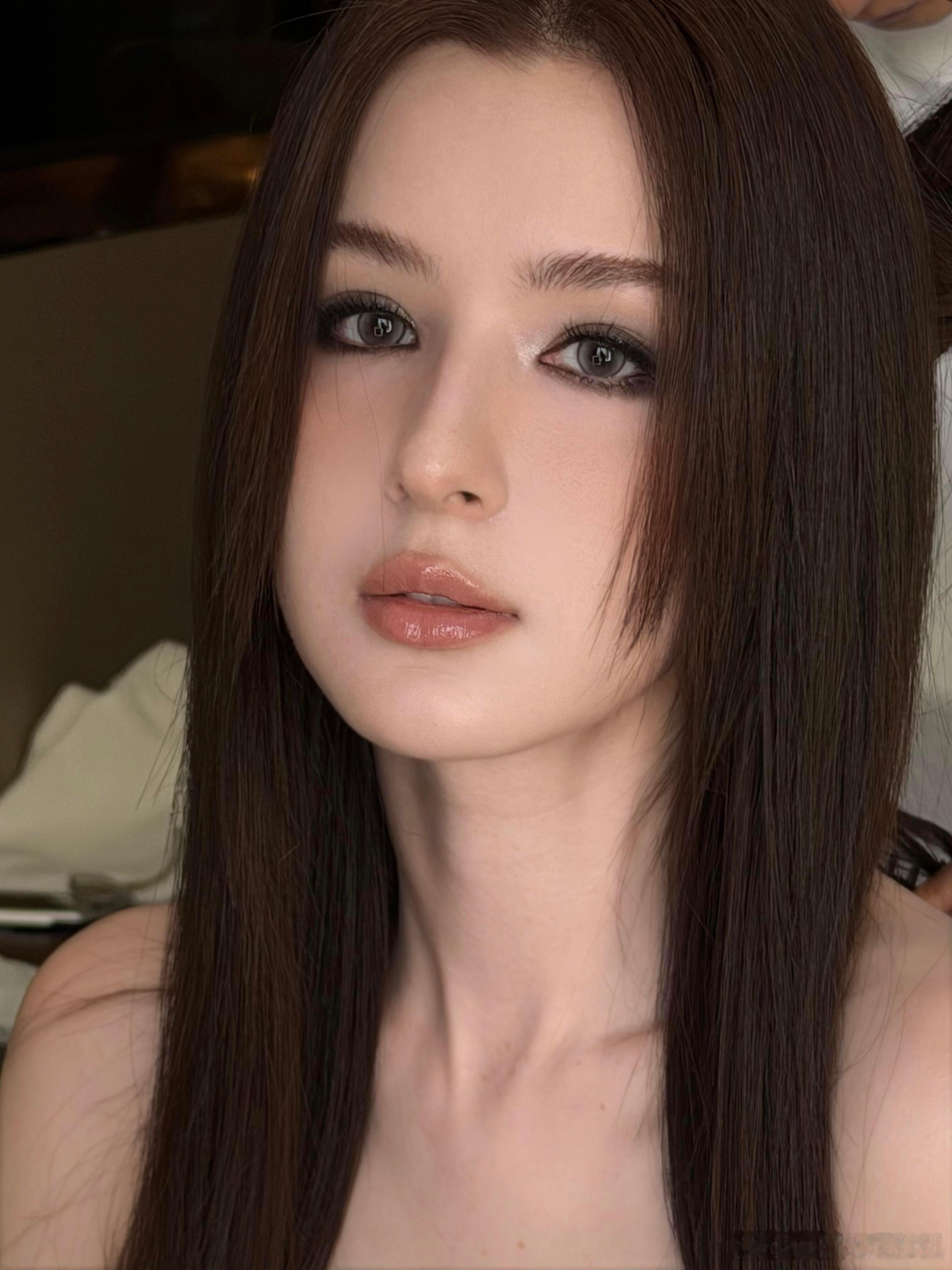 化妆师潇潇给哈尼克孜、刘些宁化的烟熏妆 