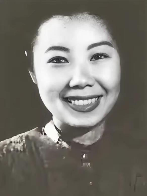 1982 年，75 岁的关露卧病在床，中央特派人员专程赶来，为她宣读平反文件，明