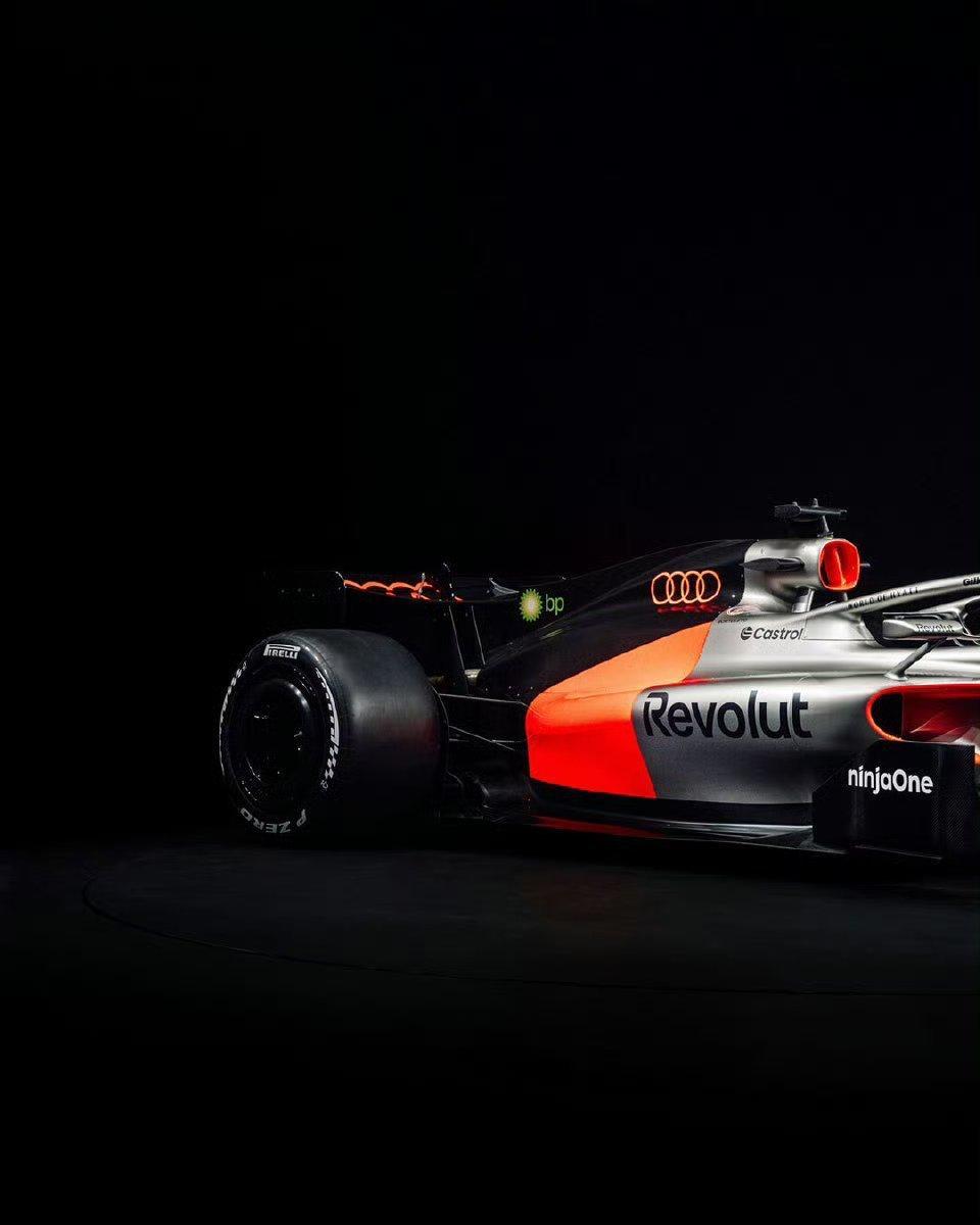 奥迪F1的首台车R26太帅了吧外观的涂装很干净，应该是还没有多少赞助，该说不说，