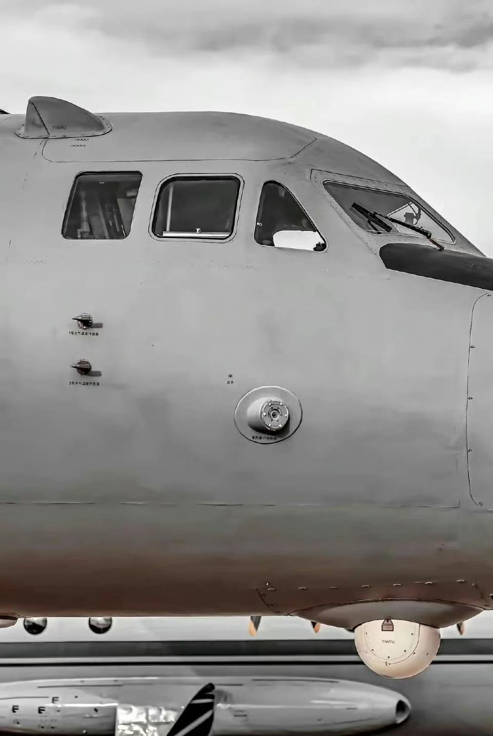 轰6K/N/J机头的传感器“感知天团”堪称硬核：核心是大口径有源相控阵雷达，负责