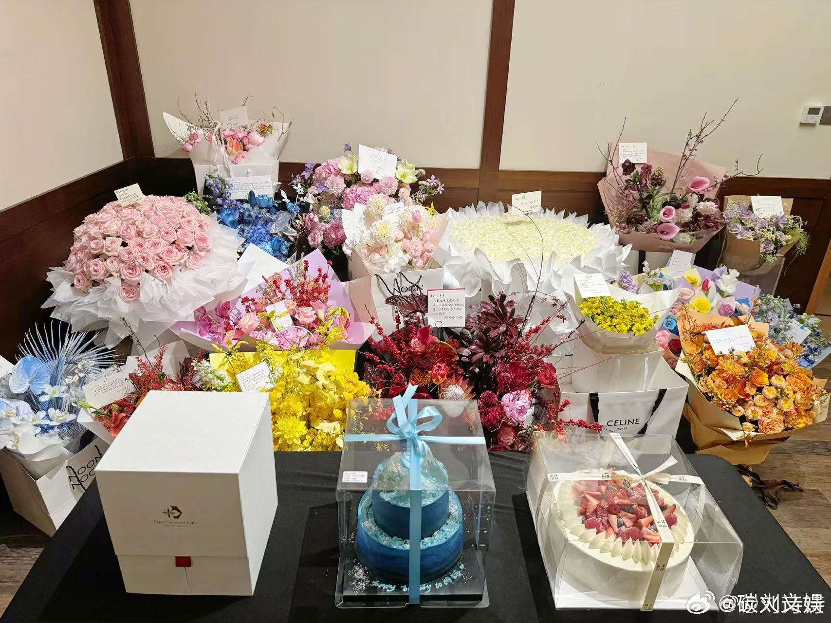 刘诗诗晒生日花束刘诗诗生日晒照刘诗诗晒生日花束，好美，