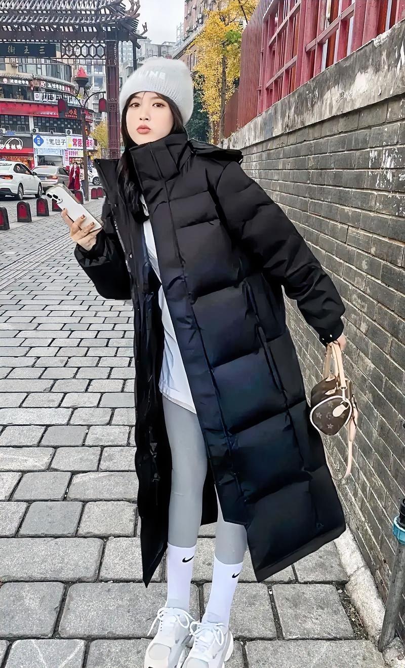 大家有没有发现
冬天的羽绒服
黑色长款才是“刚需王者”
白色虽好看
却难打理易脏