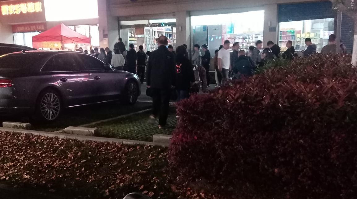 抖音团购99元8斤小龙虾，有五六个口味，养殖基地过来的优质小龙虾，主要就是开拓市