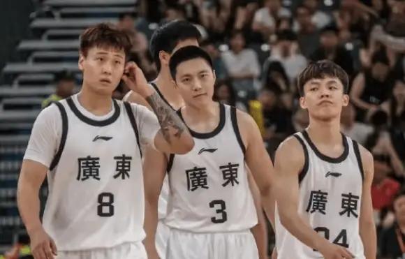 广东全运男篮第二场对阵江苏，上半场结束居然是43-50落后7分，这还真让人大跌眼