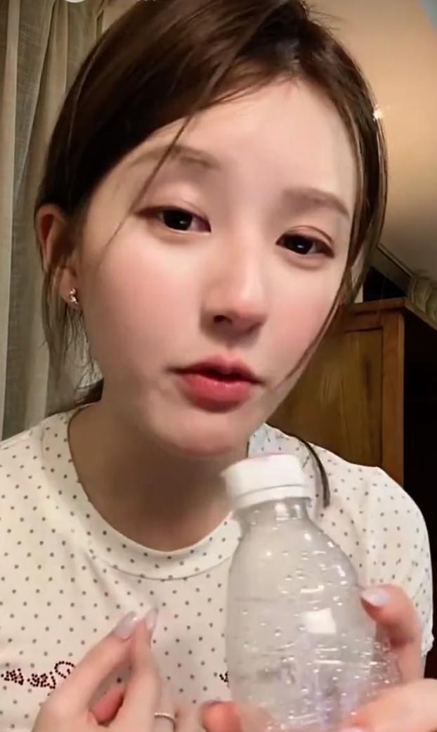 赵露思被抖人围剿了
直播的时候唱了方大同的《特别的人》，但由于后半段过于放飞自我