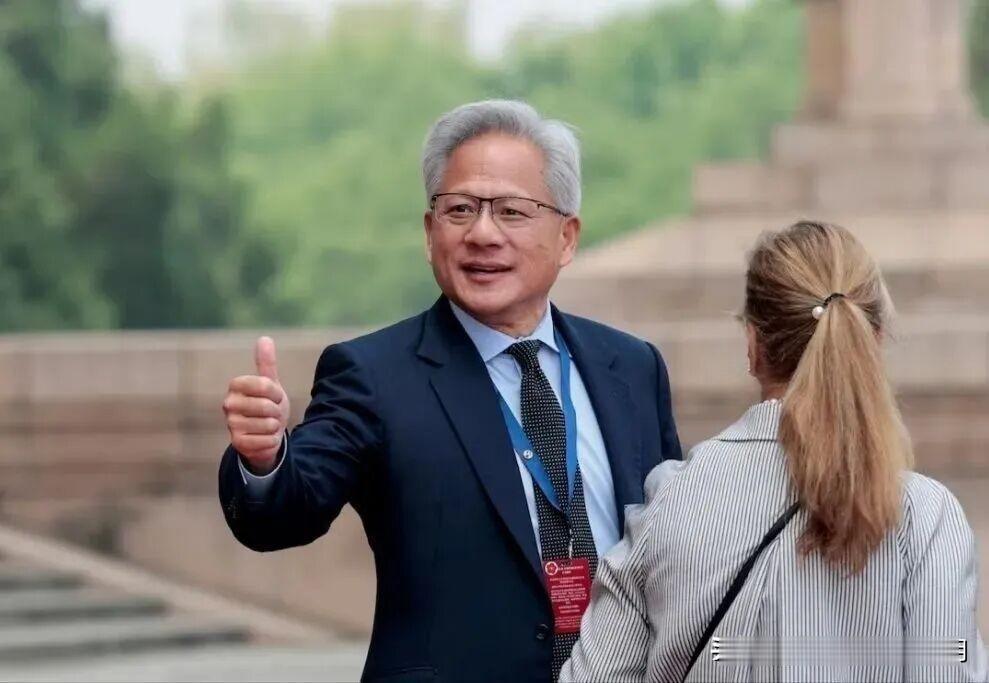 你看，黄仁勋也是会穿西装打领带的。其实，黄仁勋这次穿搭风格的转变暗藏不少信号，以